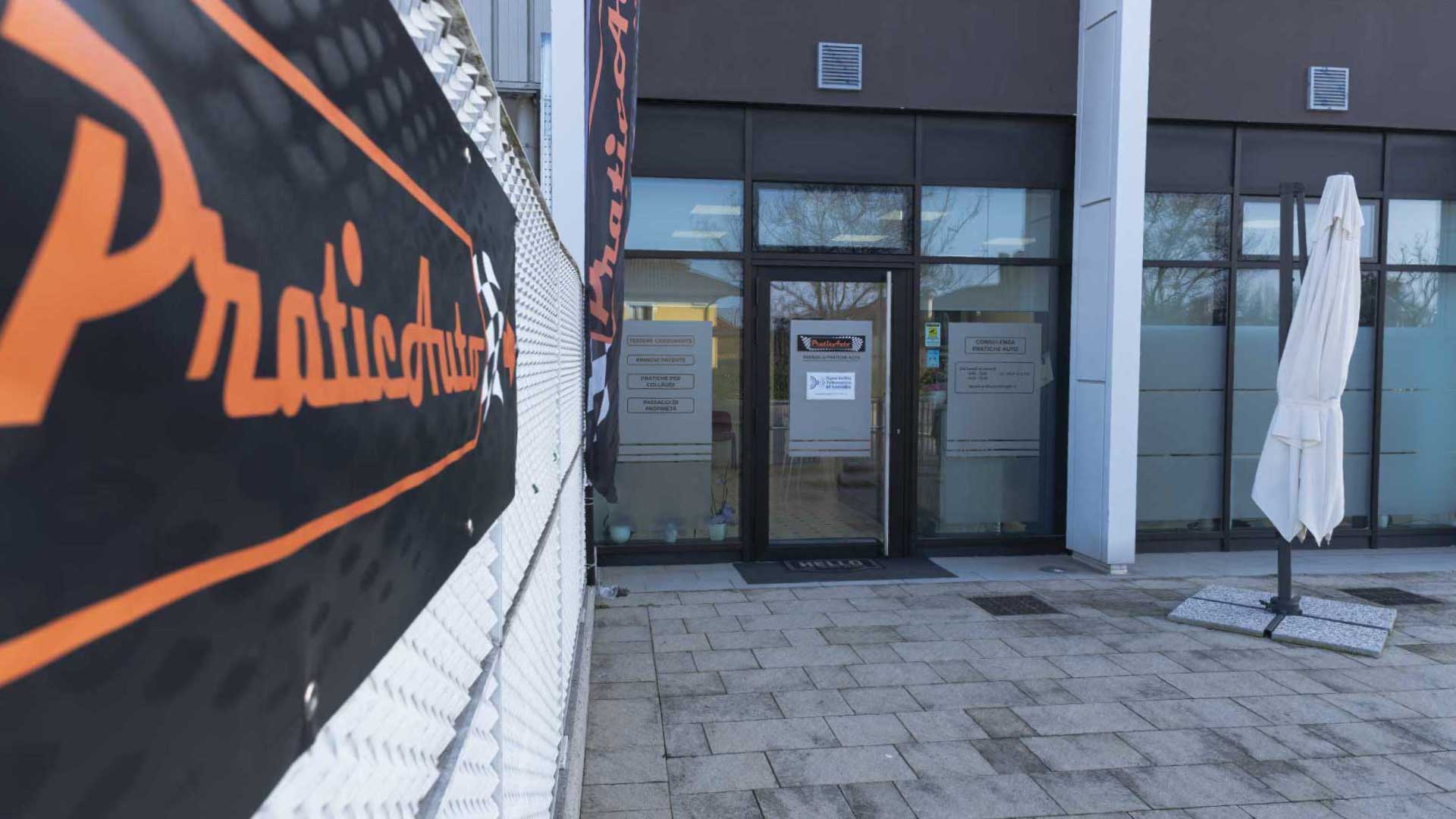 PraticAuto Entrance